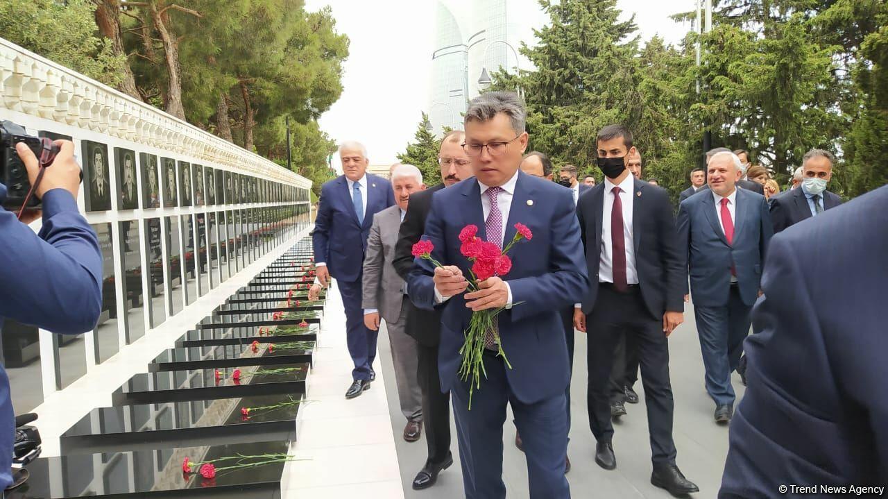 Министры экономики и торговли стран Тюркского совета посетили Аллею шехидов в Баку