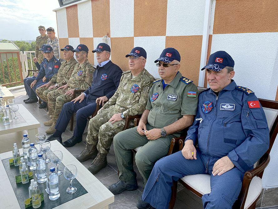 Главы военных ведомств Азербайджана и Турции понаблюдали за ходом совместных учений «Сокол ТурАз – 2021»