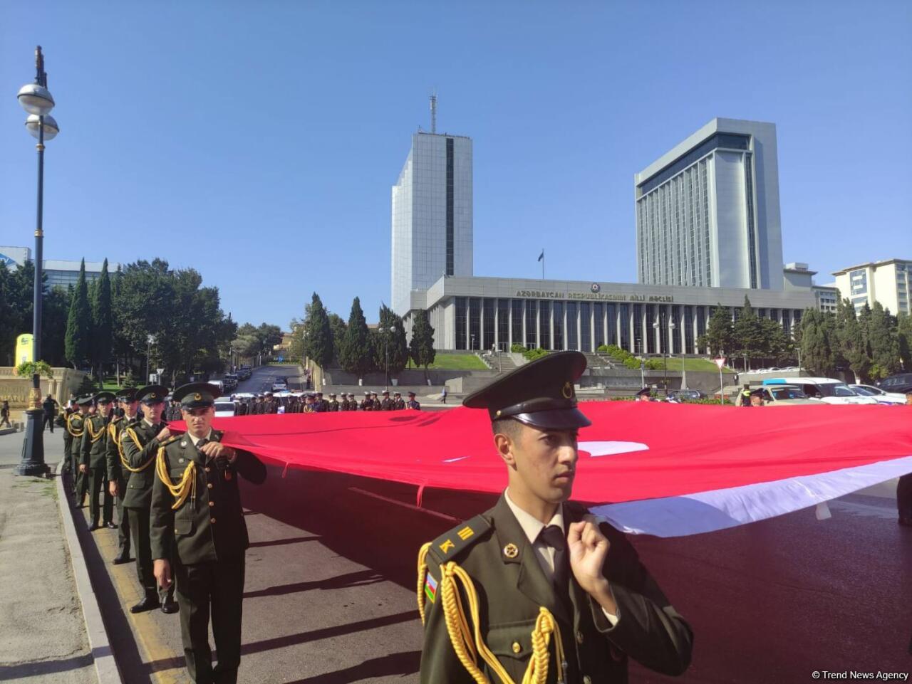 В Баку проходят шествия в связи со 103-й годовщиной освобождения города Кавказской исламской армией