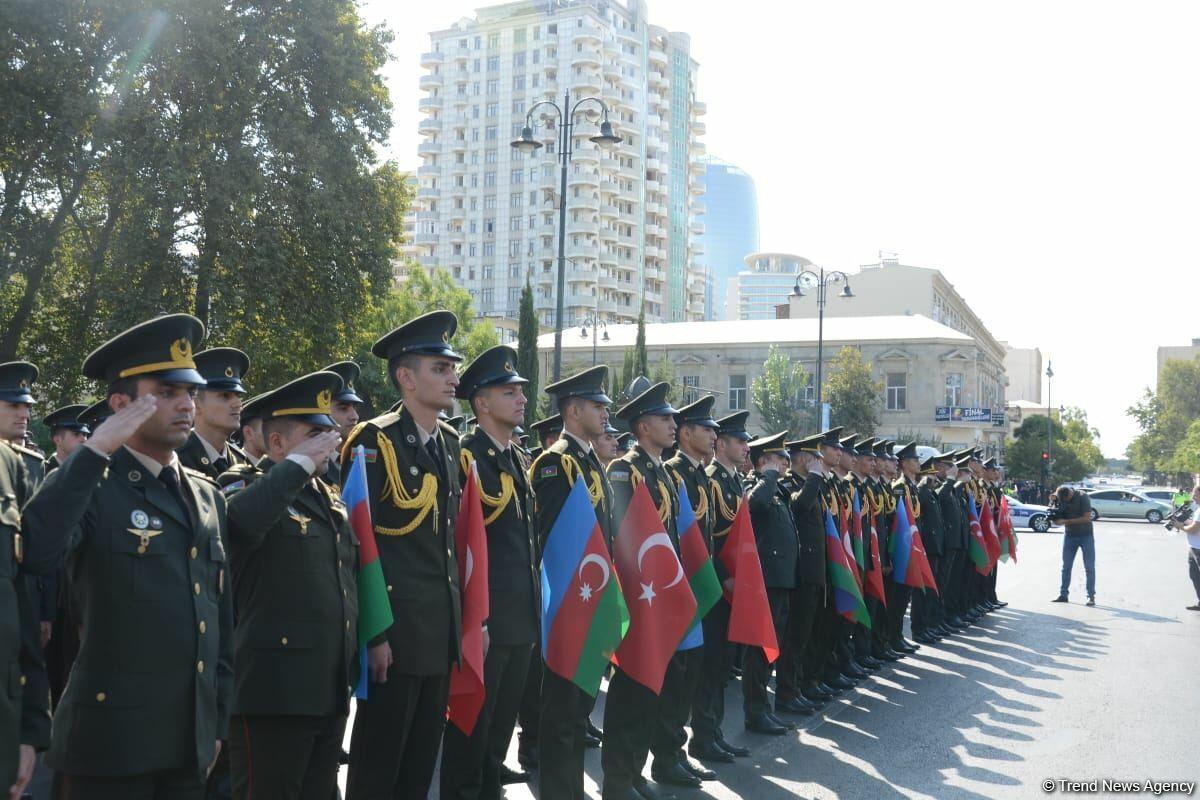 В Баку проходят шествия в связи со 103-й годовщиной освобождения города Кавказской исламской армией