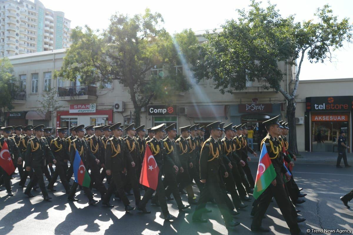 В Баку проходят шествия в связи со 103-й годовщиной освобождения города Кавказской исламской армией