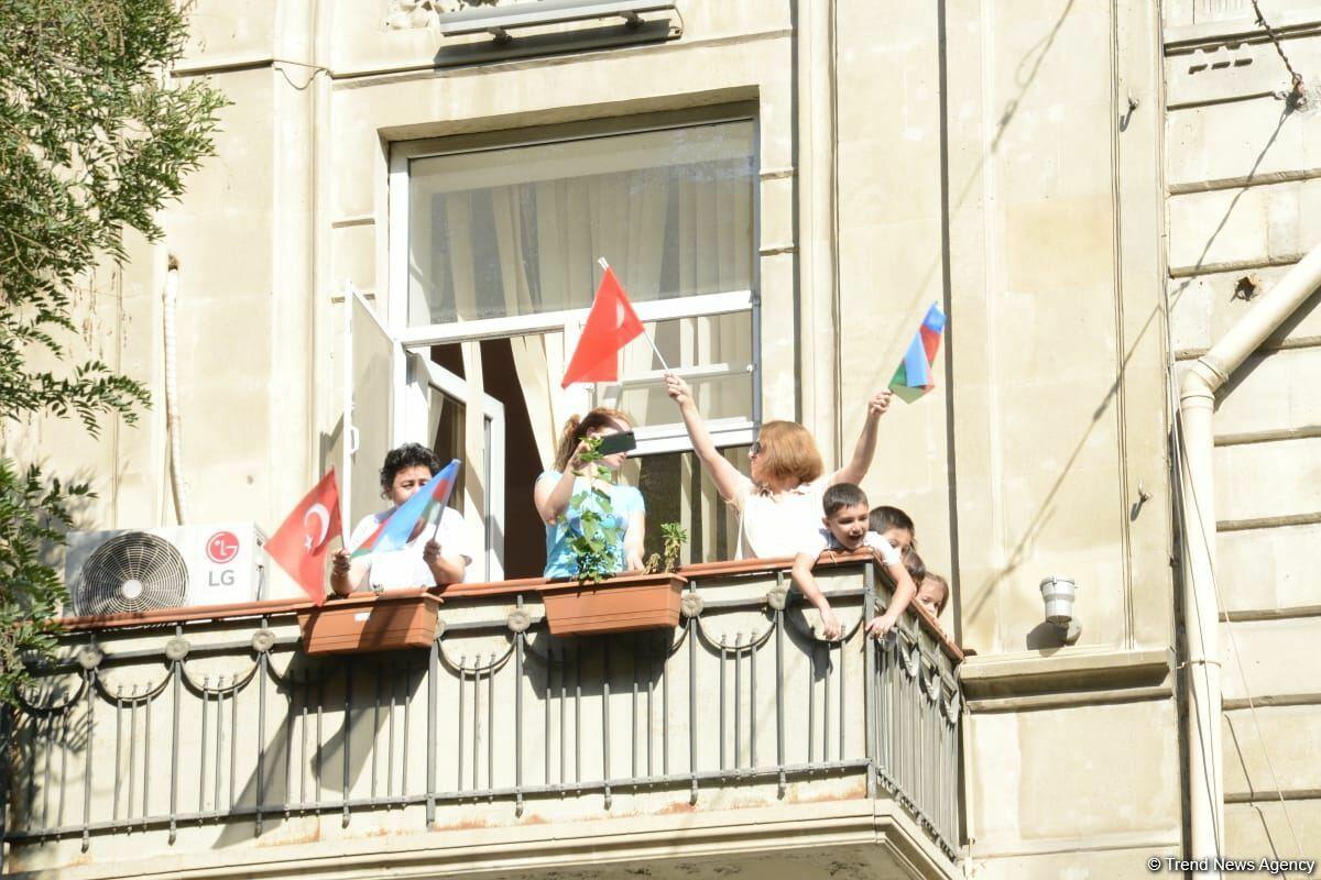 В Баку проходят шествия в связи со 103-й годовщиной освобождения города Кавказской исламской армией