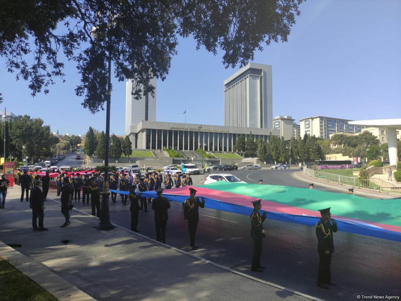 В Баку проходят шествия в связи со 103-й годовщиной освобождения города Кавказской исламской армией