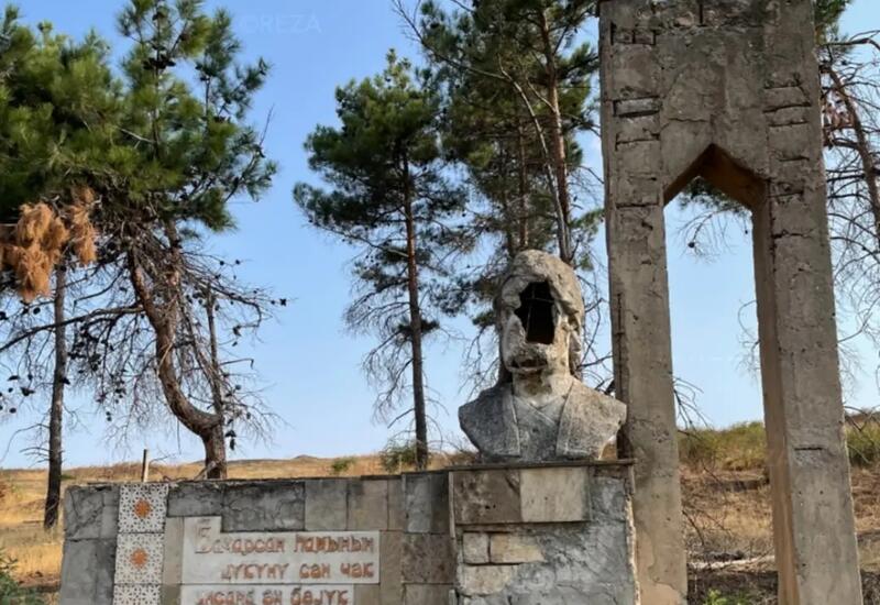 Армянские вандалы надругались над бюстом Низами Гянджеви