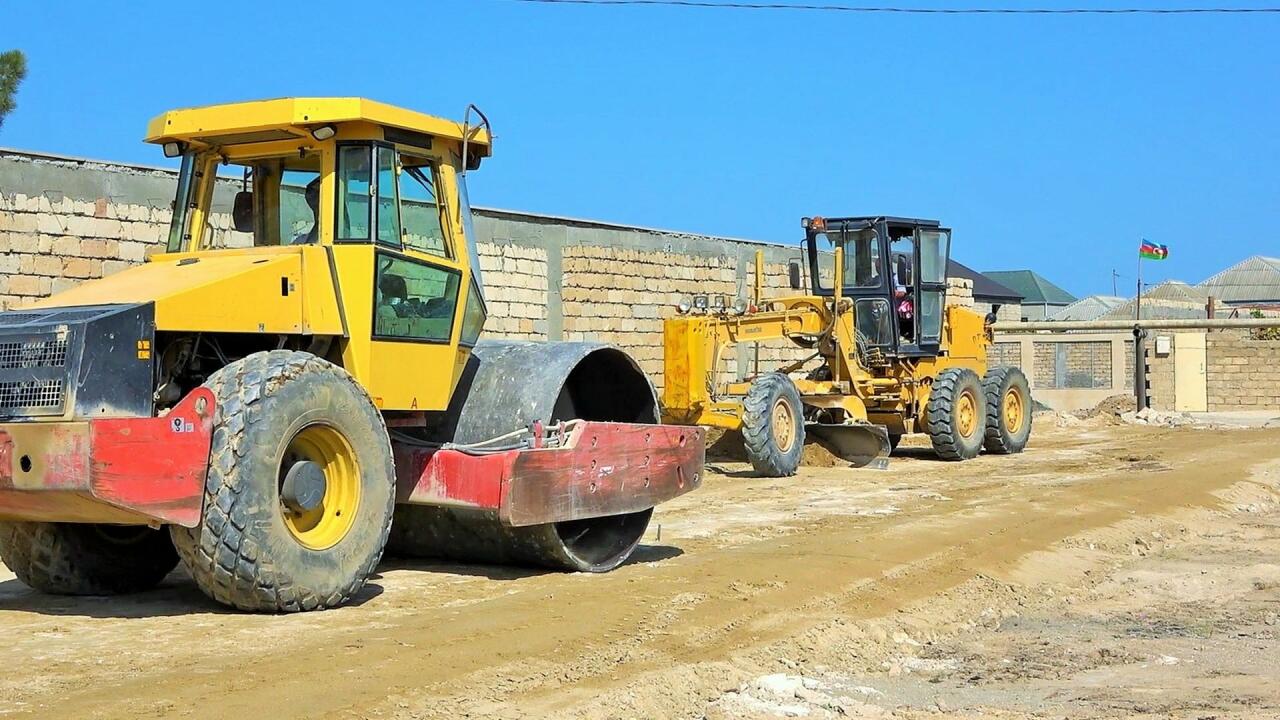 В Хазарском районе продолжаются масштабные работы по ремонту дорог