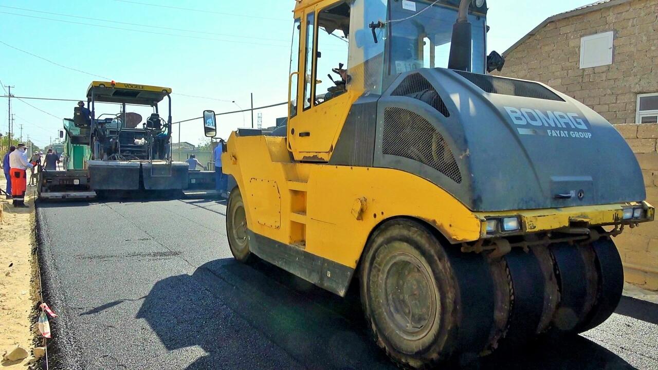 В Хазарском районе продолжаются масштабные работы по ремонту дорог