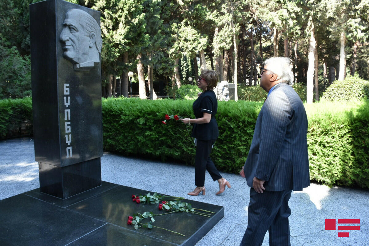 По случаю Дня национальной музыки на Аллее почетного захоронения была посещена могила Узеира Гаджибейли