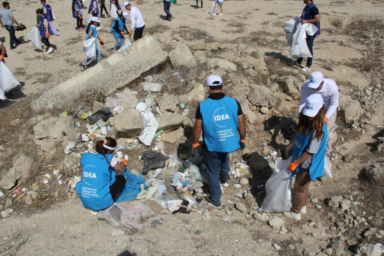 В Баку прошла очередная акция по очистке побережья