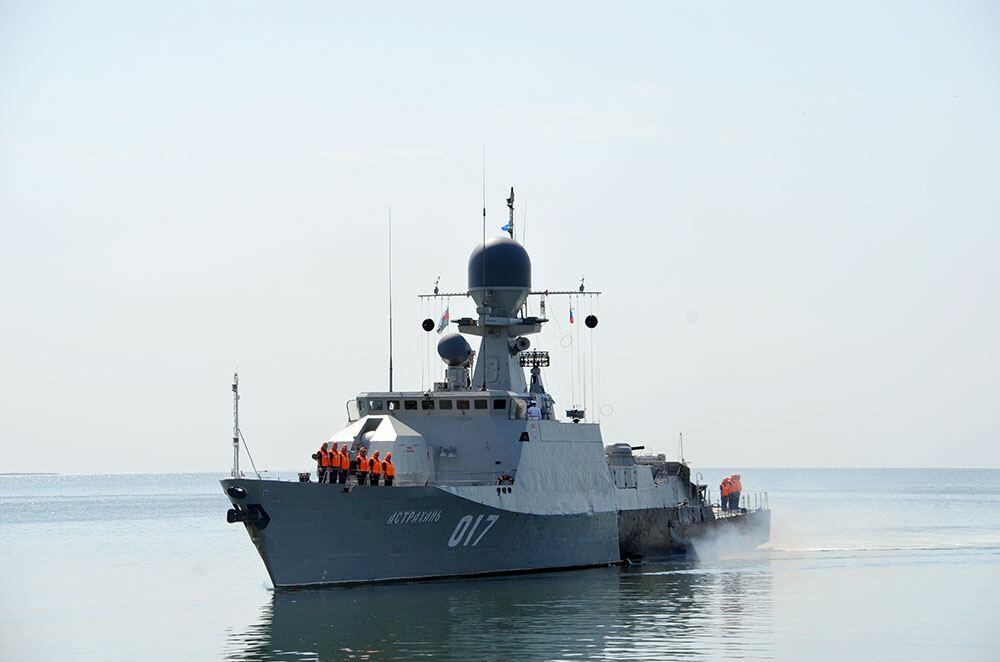 Корабли Каспийской флотилии ВМФ России вошли в порт Баку