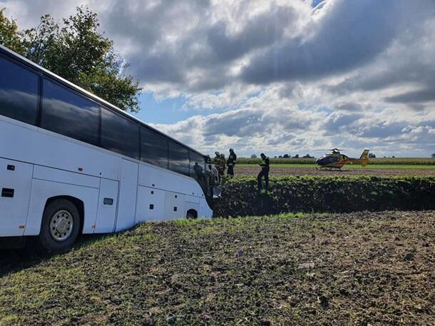 В Польше автобус с десятками детей слетел в кювет