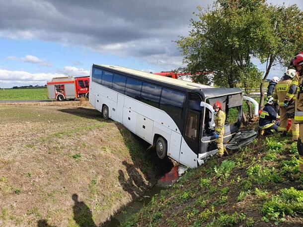 В Польше автобус с десятками детей слетел в кювет