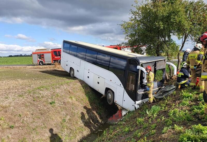 В Польше автобус с десятками детей слетел в кювет