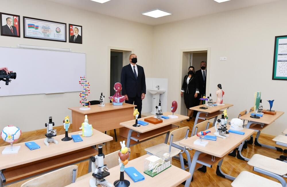 Prezident İlham Əliyev Sabunçu rayonunda 307 saylı orta məktəbdə yaradılan şəraitlə tanış olub