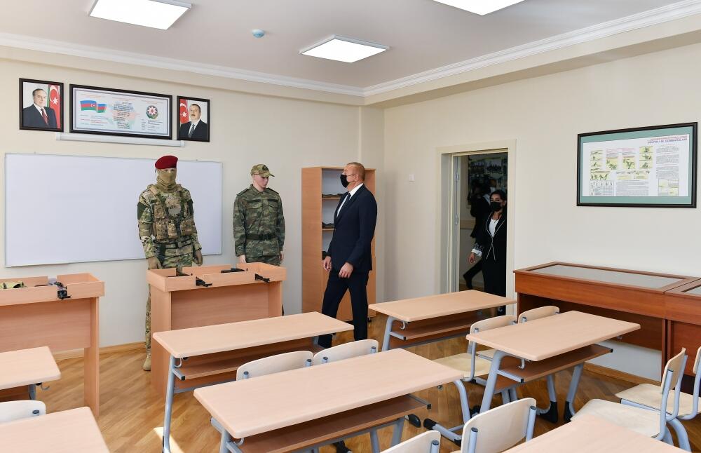 Prezident İlham Əliyev Sabunçu rayonunda 307 saylı orta məktəbdə yaradılan şəraitlə tanış olub