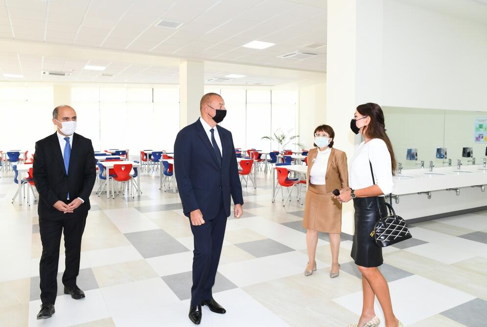 Президент Ильхам Алиев и Первая леди Мехрибан Алиева приняли участие в открытии нового здания Бакинского Европейского лицея