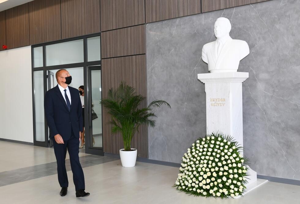 Президент Ильхам Алиев и Первая леди Мехрибан Алиева приняли участие в открытии нового здания Бакинского Европейского лицея