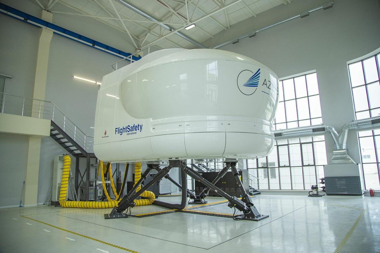 Центр подготовки пилотов AZAL пополнился современным летным тренажером