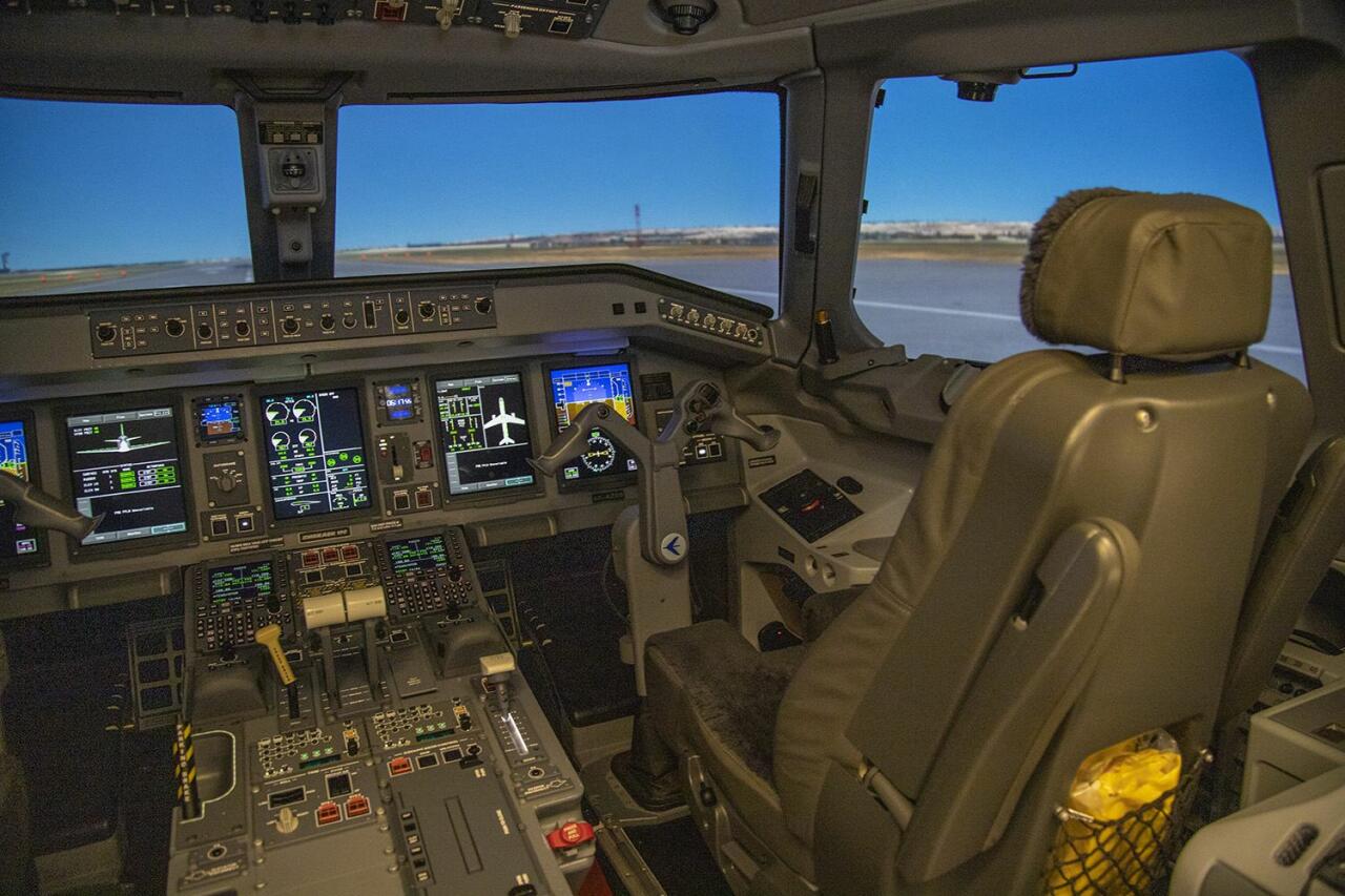 Центр подготовки пилотов AZAL пополнился современным летным тренажером