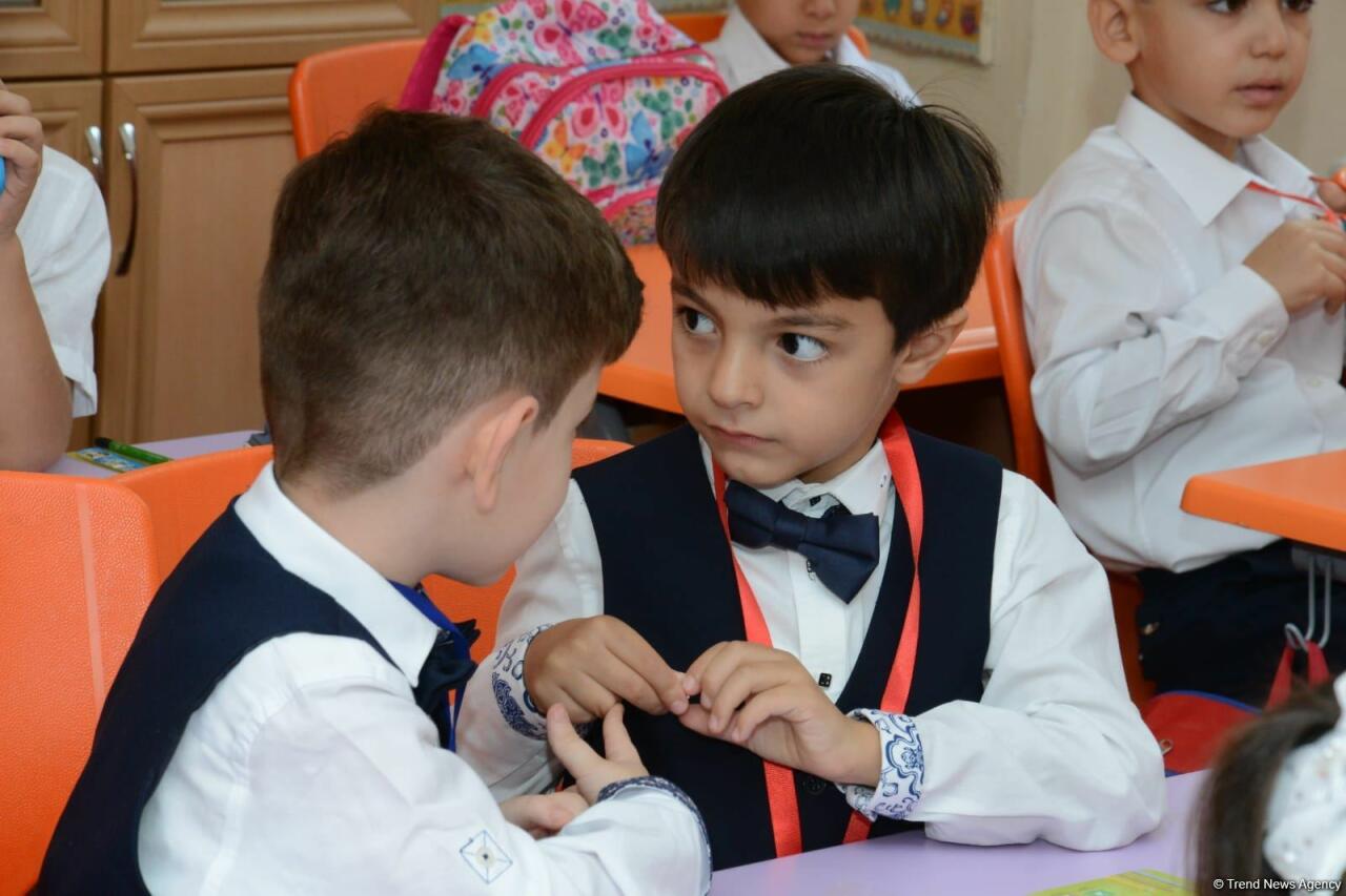 Первый день занятий в начальных классах школ Баку