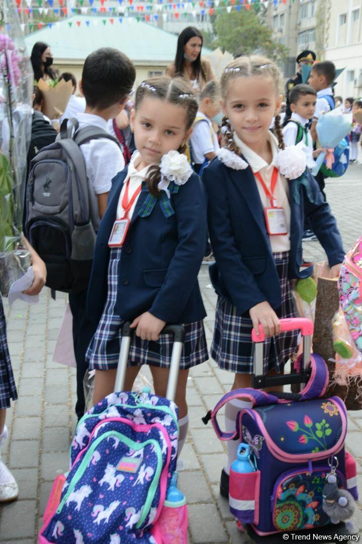 Первый день занятий в начальных классах школ Баку