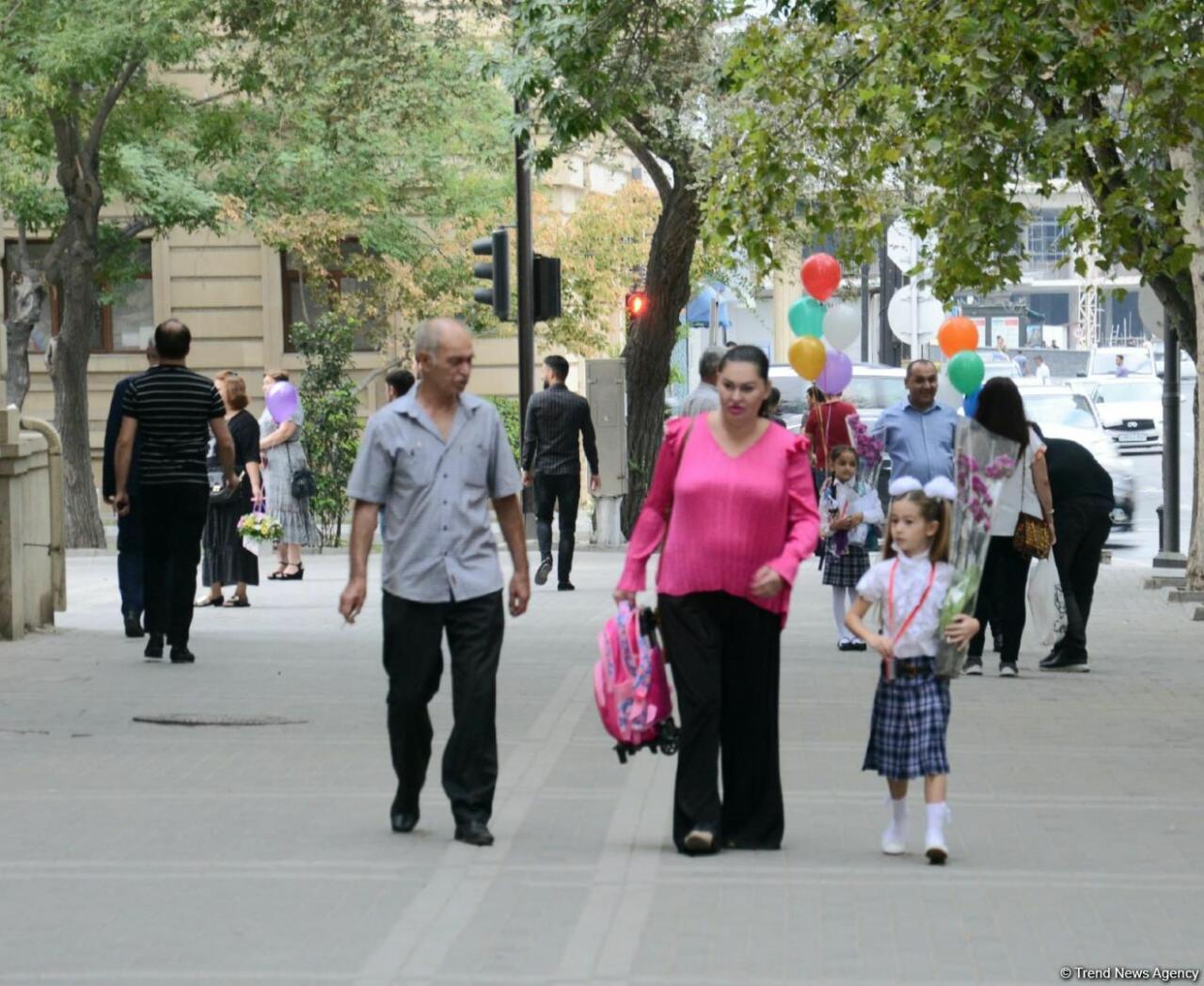 Первый день занятий в начальных классах школ Баку