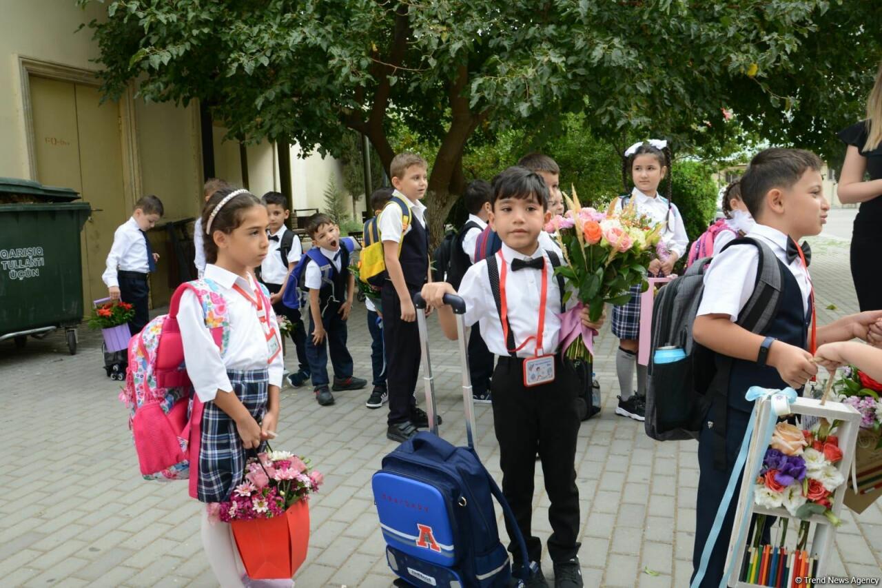 Первый день занятий в начальных классах школ Баку
