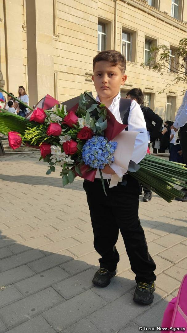 Первый день занятий в начальных классах школ Баку