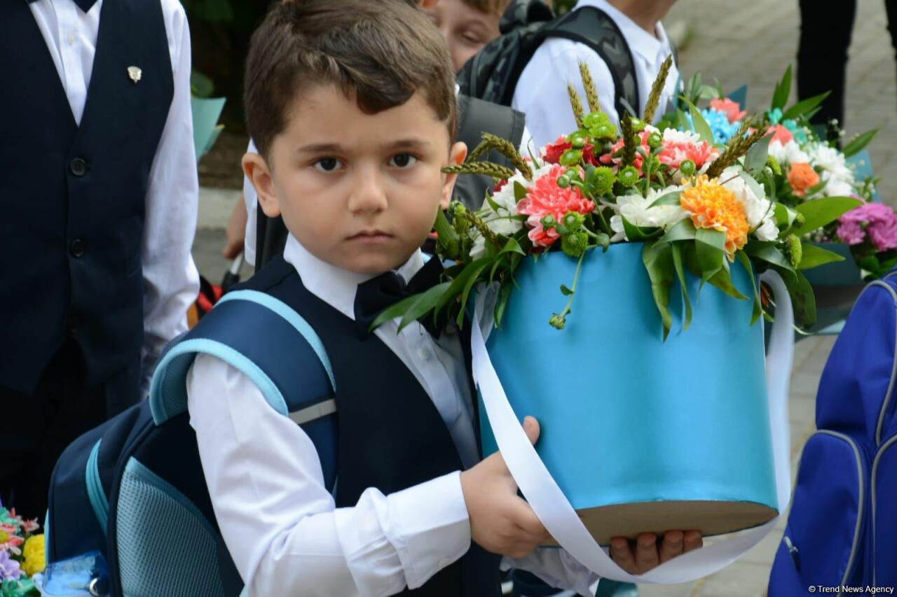 Первый день занятий в начальных классах школ Баку