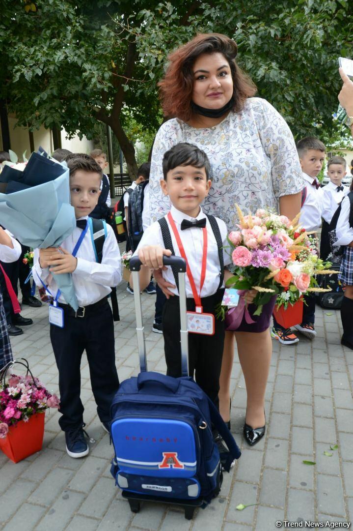 Первый день занятий в начальных классах школ Баку