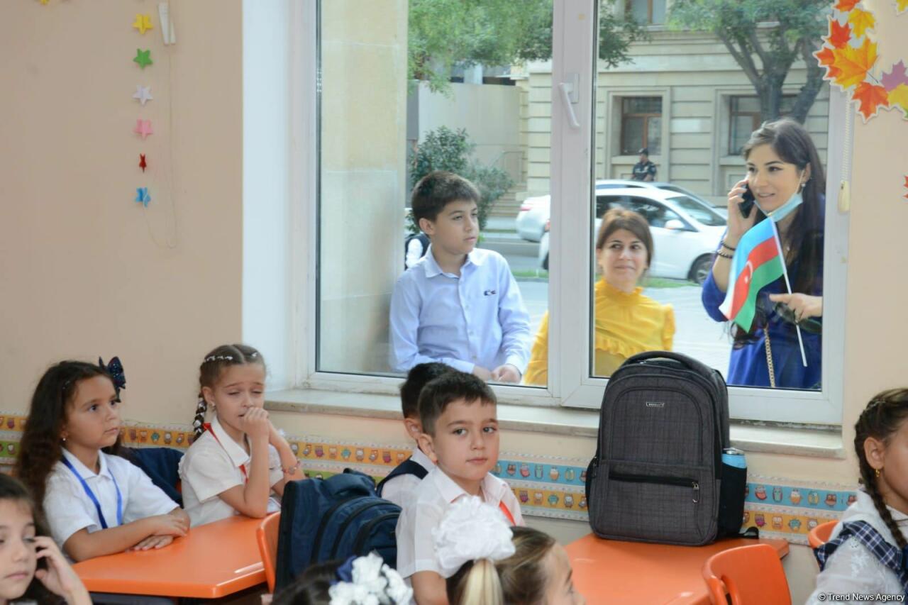 Первый день занятий в начальных классах школ Баку