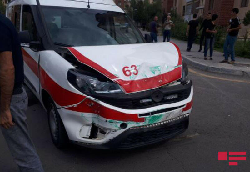 В Мингячевире карета скорой помощи попала в ДТП