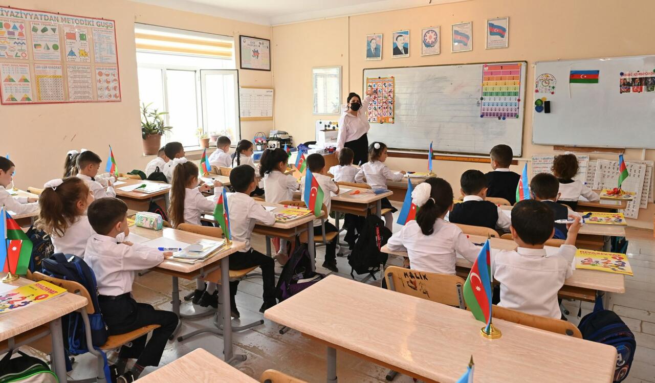 В рамках пилотного проекта в Азербайджане около 45 тыс. учеников получили школьные принадлежности