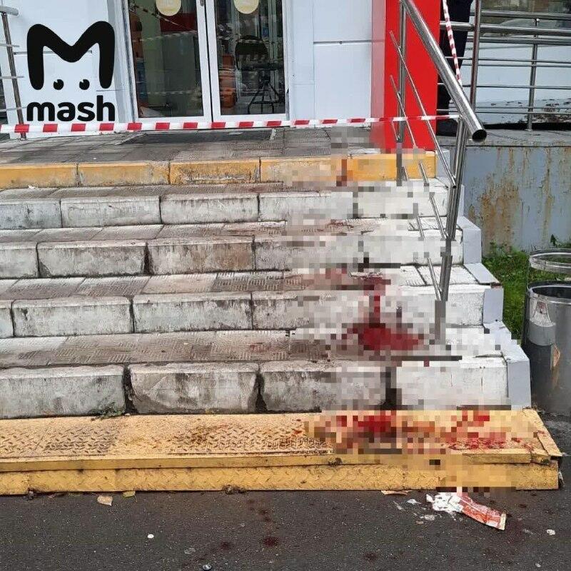 В Москве мужчина напал на покупателей в магазине