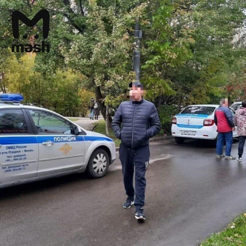 В Москве мужчина напал на покупателей в магазине