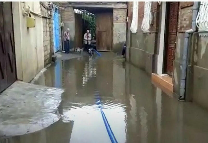 В Баку отвели воду из затопленных частных домов и дворов
