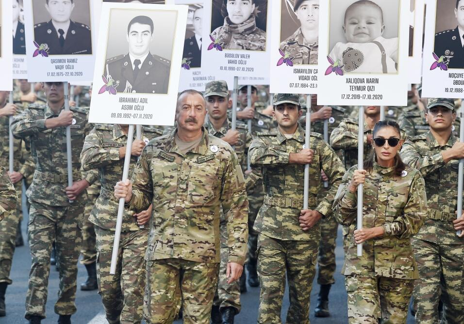 Prezident İlham Əliyev və Birinci xanım Mehriban Əliyeva Vətən müharibəsi zamanı həlak olmuş əsgər və zabitlərimizə ehtiram əlaməti olaraq keçirilən yürüşdə iştirak ediblər