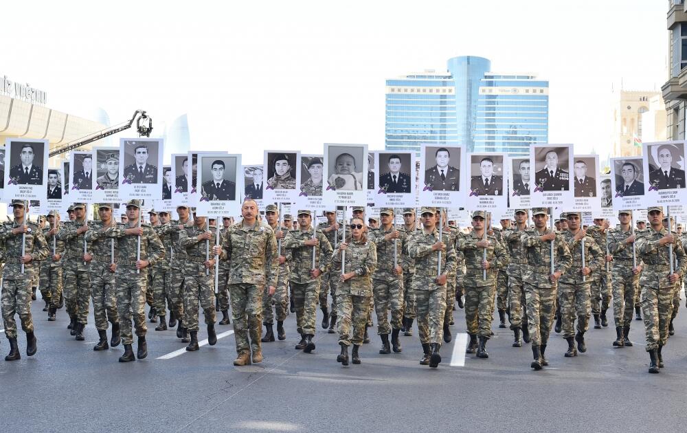 Prezident İlham Əliyev və Birinci xanım Mehriban Əliyeva Vətən müharibəsi zamanı həlak olmuş əsgər və zabitlərimizə ehtiram əlaməti olaraq keçirilən yürüşdə iştirak ediblər