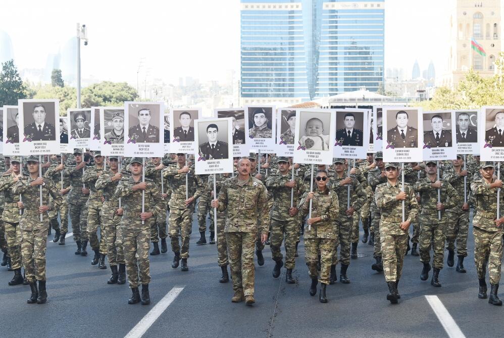 Prezident İlham Əliyev və Birinci xanım Mehriban Əliyeva Vətən müharibəsi zamanı həlak olmuş əsgər və zabitlərimizə ehtiram əlaməti olaraq keçirilən yürüşdə iştirak ediblər