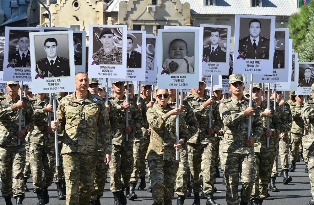 Prezident İlham Əliyev və Birinci xanım Mehriban Əliyeva Vətən müharibəsi zamanı həlak olmuş əsgər və zabitlərimizə ehtiram əlaməti olaraq keçirilən yürüşdə iştirak ediblər