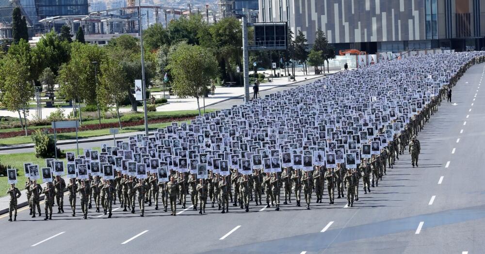 Prezident İlham Əliyev və Birinci xanım Mehriban Əliyeva Vətən müharibəsi zamanı həlak olmuş əsgər və zabitlərimizə ehtiram əlaməti olaraq keçirilən yürüşdə iştirak ediblər