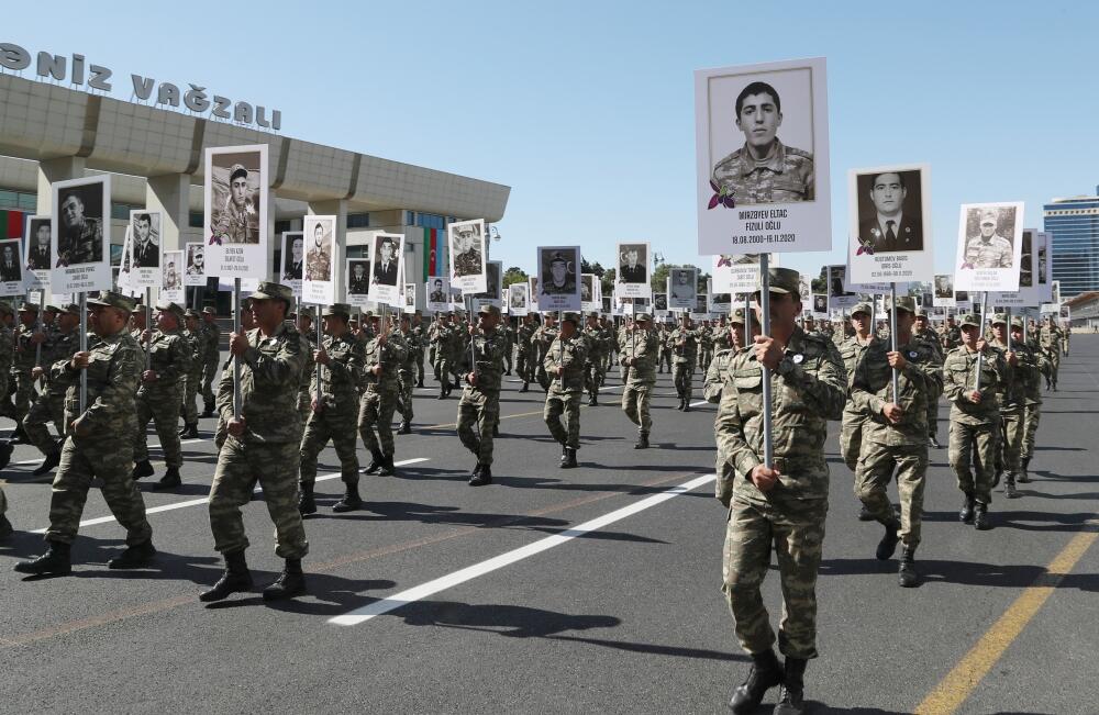 Prezident İlham Əliyev və Birinci xanım Mehriban Əliyeva Vətən müharibəsi zamanı həlak olmuş əsgər və zabitlərimizə ehtiram əlaməti olaraq keçirilən yürüşdə iştirak ediblər