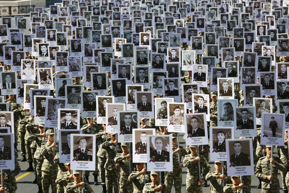 Prezident İlham Əliyev və Birinci xanım Mehriban Əliyeva Vətən müharibəsi zamanı həlak olmuş əsgər və zabitlərimizə ehtiram əlaməti olaraq keçirilən yürüşdə iştirak ediblər