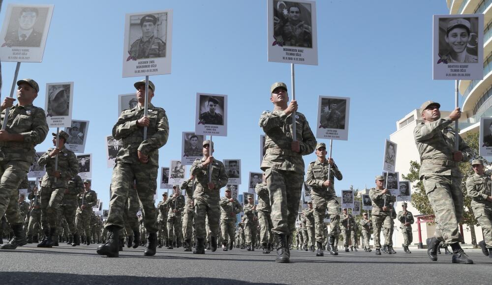 Prezident İlham Əliyev və Birinci xanım Mehriban Əliyeva Vətən müharibəsi zamanı həlak olmuş əsgər və zabitlərimizə ehtiram əlaməti olaraq keçirilən yürüşdə iştirak ediblər
