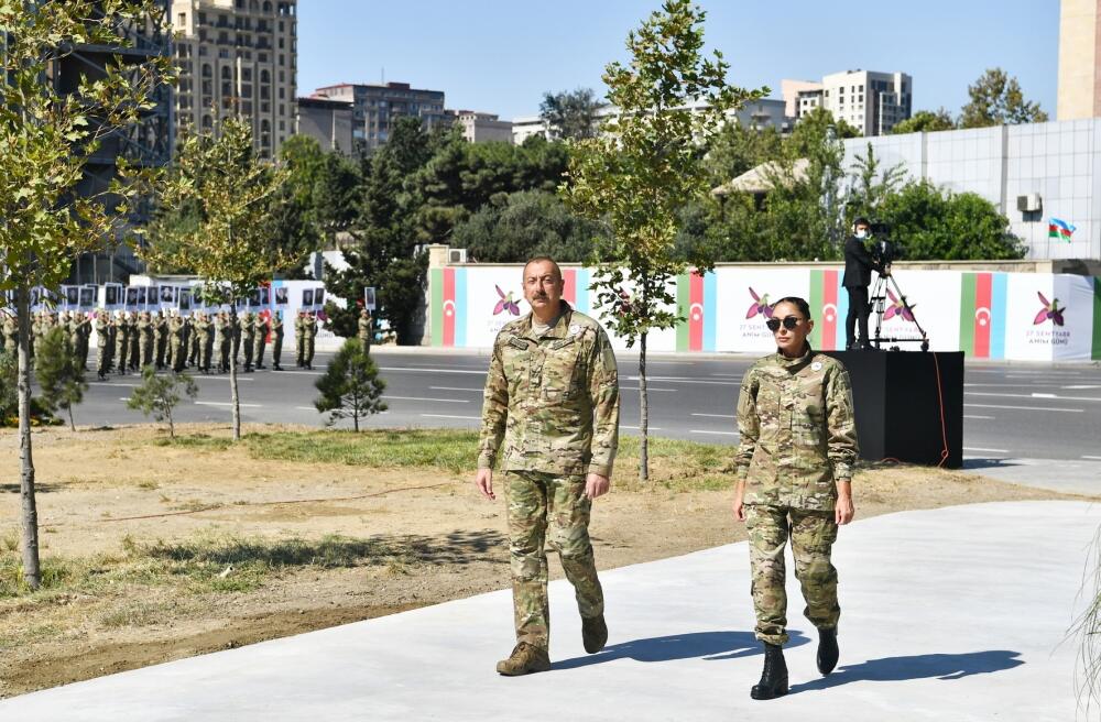Prezident İlham Əliyev və Birinci xanım Mehriban Əliyeva Vətən müharibəsi zamanı həlak olmuş əsgər və zabitlərimizə ehtiram əlaməti olaraq keçirilən yürüşdə iştirak ediblər