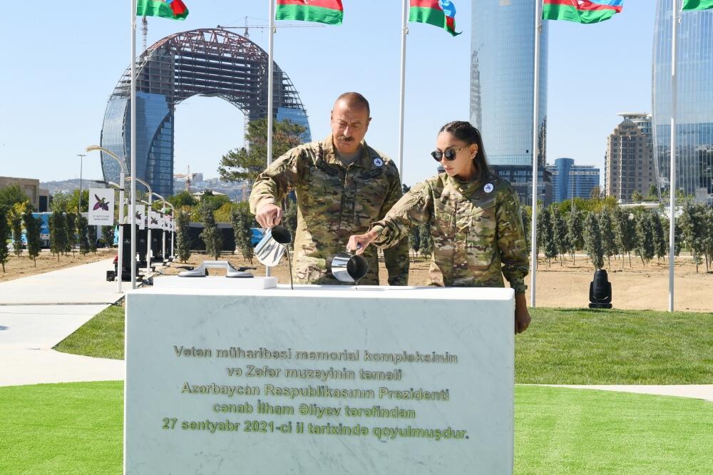 Prezident İlham Əliyev və Birinci xanım Mehriban Əliyeva Vətən müharibəsi zamanı həlak olmuş əsgər və zabitlərimizə ehtiram əlaməti olaraq keçirilən yürüşdə iştirak ediblər