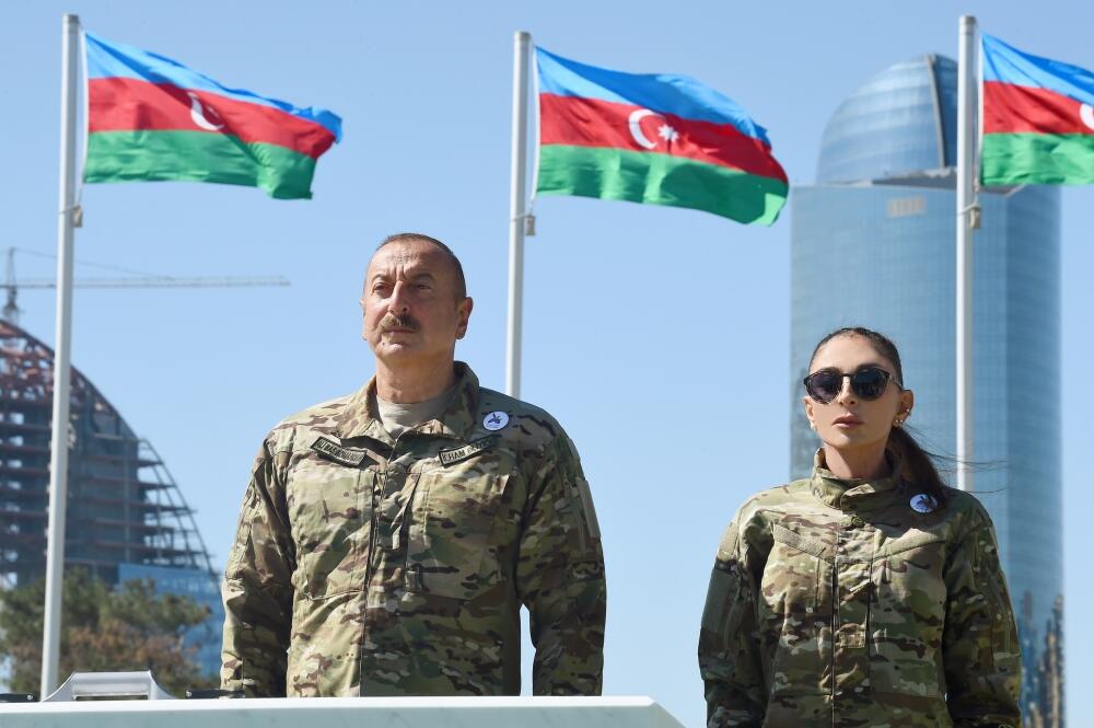 Prezident İlham Əliyev və Birinci xanım Mehriban Əliyeva Vətən müharibəsi zamanı həlak olmuş əsgər və zabitlərimizə ehtiram əlaməti olaraq keçirilən yürüşdə iştirak ediblər