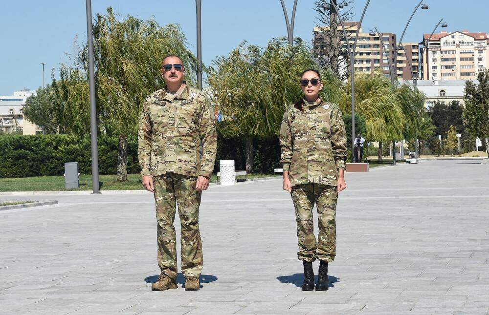 Prezident İlham Əliyev və Birinci xanım Mehriban Əliyeva Vətən müharibəsi zamanı həlak olmuş əsgər və zabitlərimizə ehtiram əlaməti olaraq keçirilən yürüşdə iştirak ediblər