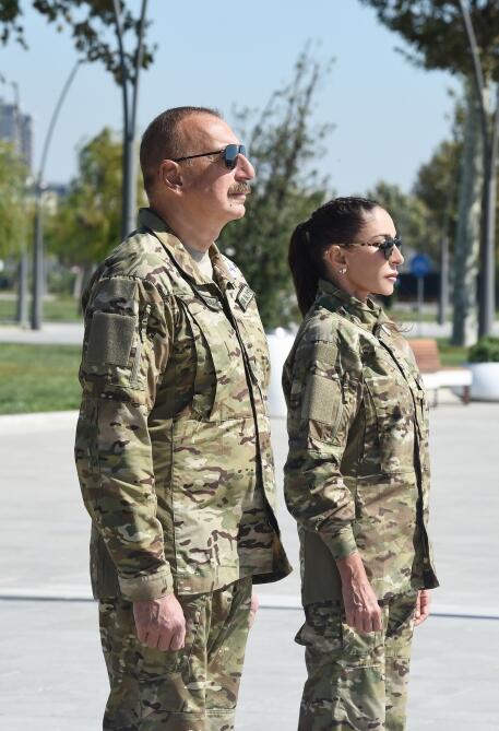 Prezident İlham Əliyev və Birinci xanım Mehriban Əliyeva Vətən müharibəsi zamanı həlak olmuş əsgər və zabitlərimizə ehtiram əlaməti olaraq keçirilən yürüşdə iştirak ediblər