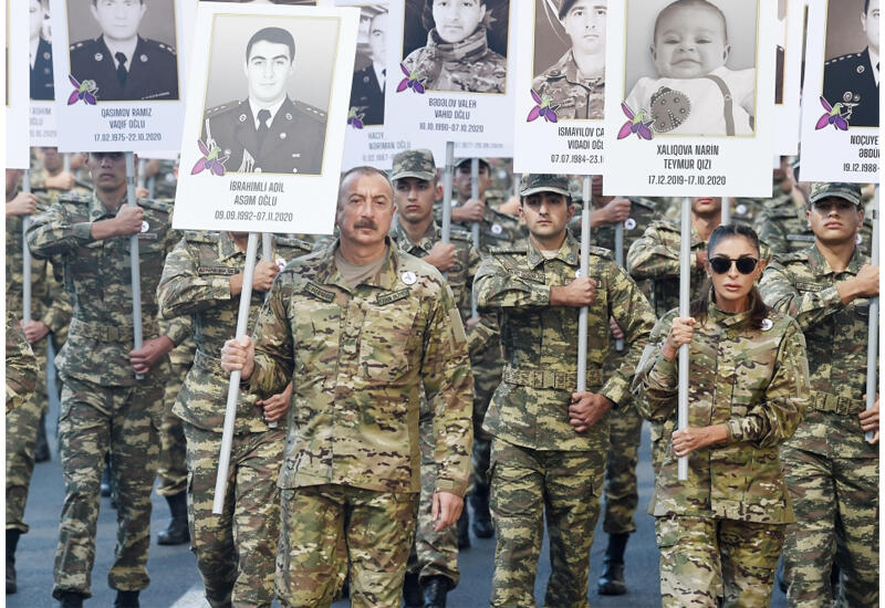Prezident İlham Əliyev və Birinci xanım Mehriban Əliyeva Vətən müharibəsi zamanı həlak olmuş əsgər və zabitlərimizə ehtiram əlaməti olaraq keçirilən yürüşdə iştirak ediblər