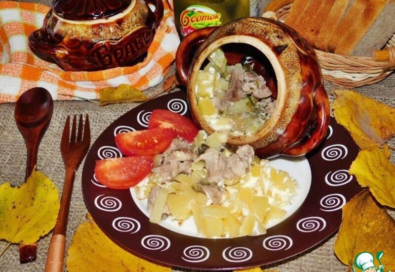 Жаркое с маринованными огурцами в горшочках
